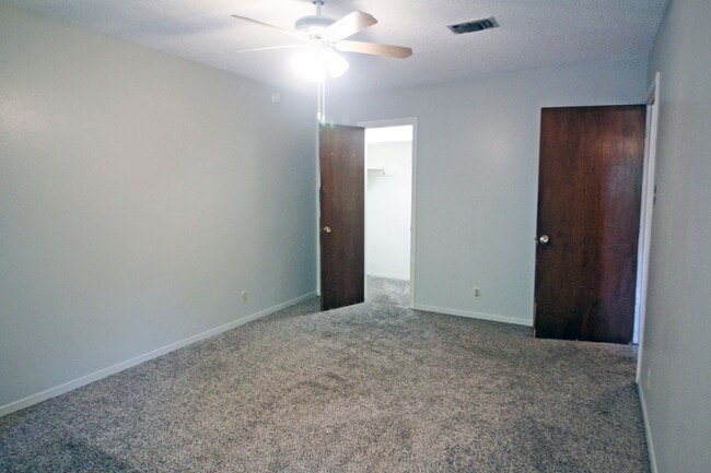 Building Photo - 5Bed/2.5bath with two kitchens, fenced yar...