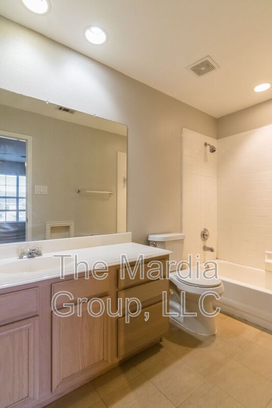 Building Photo - 3904 Brandon Park Dr
