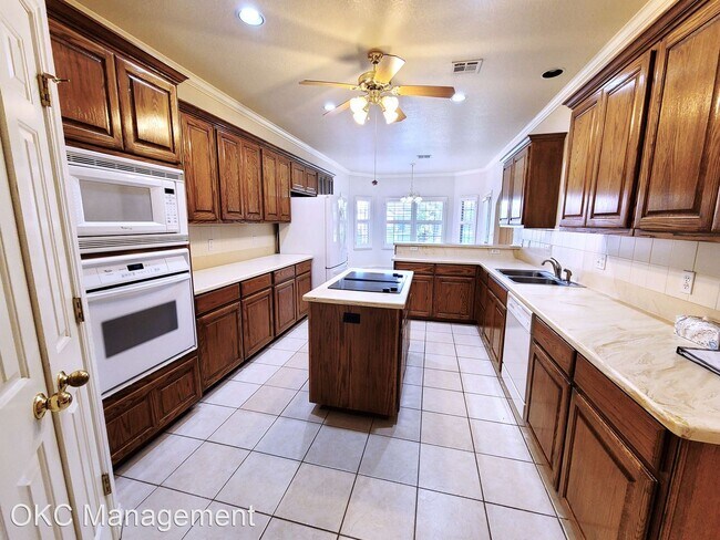 Building Photo - 3 br, 2.5 bath House - 4005 NE 138th Terr