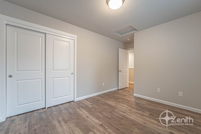Building Photo - 3 Bedroom Mt. Vista Townhouse! Modern Fini...