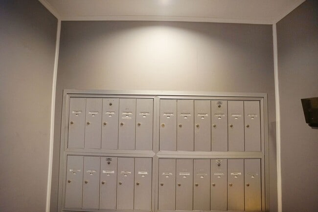 Building Photo - Sunlight Galore 2 Bed / 3Bath + Loft + Sundeck Condo in Westwood!