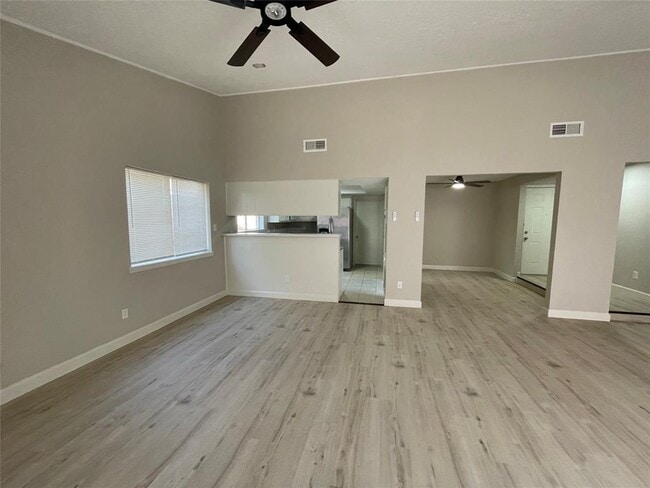 Building Photo - 10426 Towneview Dr