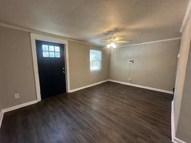 Building Photo - 3 Bedroom Single-Family Home