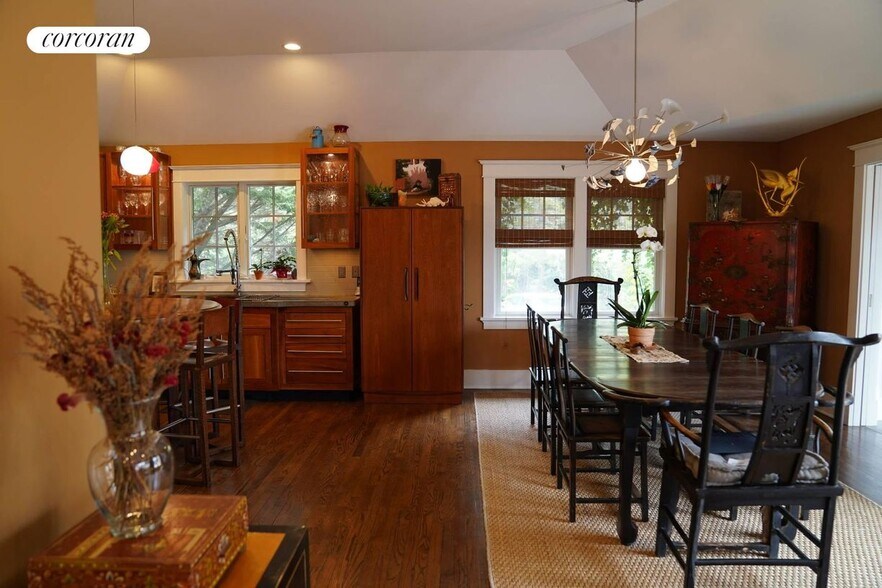 Building Photo - 565 Montauk Hwy