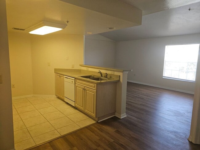 Building Photo - 2/2 Third Floor Condo at Coral Cove W/ Wat...