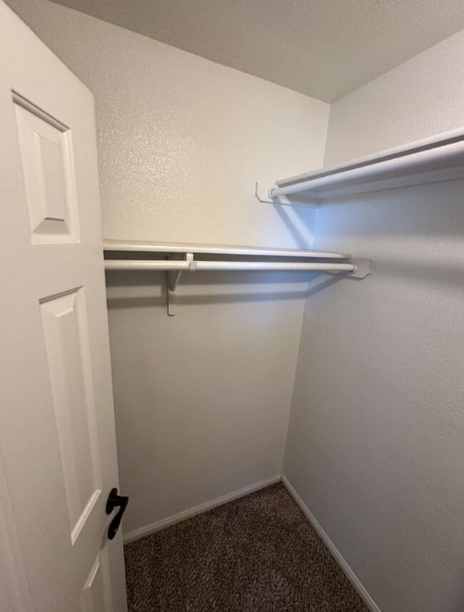 Building Photo - AVAILABLE NOW! (SECTION 8 ACCEPTED)