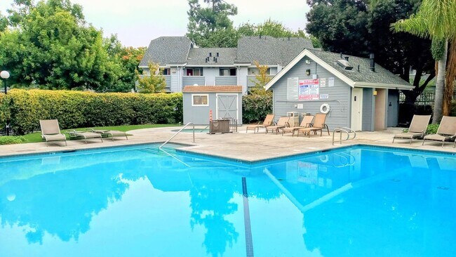 Building Photo - Great Second Floor 2bd Condo With Pool in Gated Complex