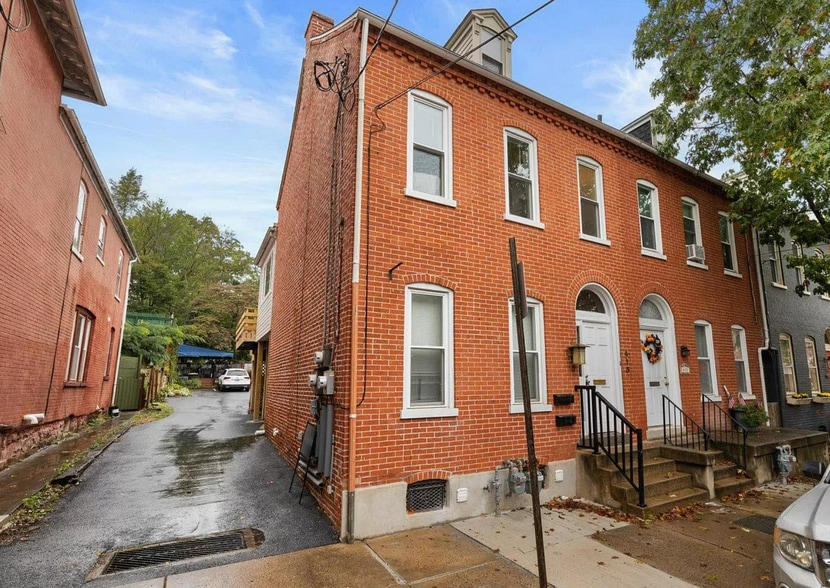 Building Photo - 415 W Lemon St
