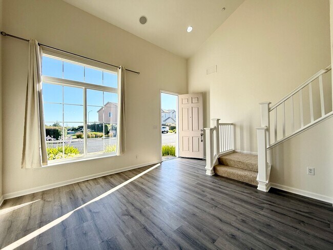 Building Photo - Renovated Coastal Home with NEW Kitchen and a Spacious Layout