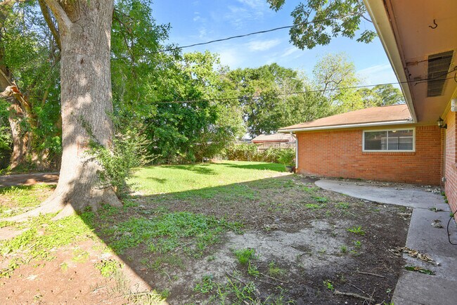 Building Photo - 1510 Narcille St