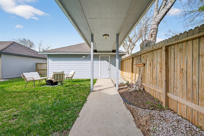 Building Photo - 6635 Queensclub Dr