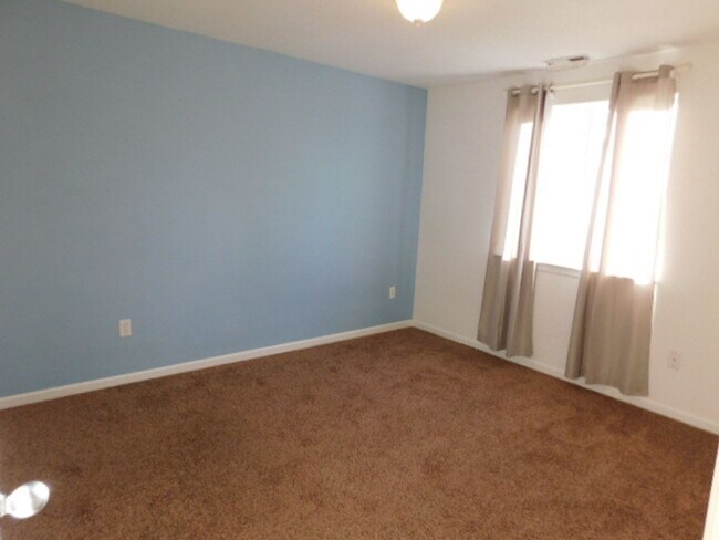 Building Photo - 3Bd/2.5Ba Two-story house- Available to View!