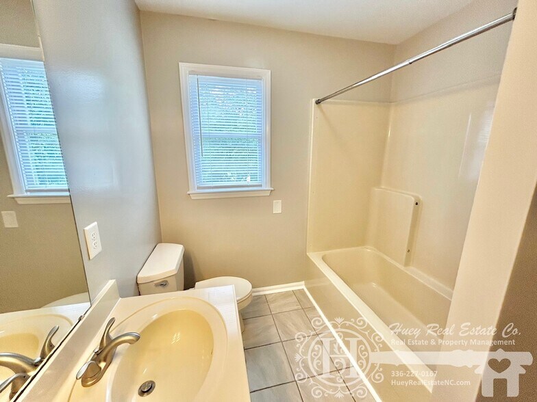 Master Bathroom - 1121 E Gilbreath St
