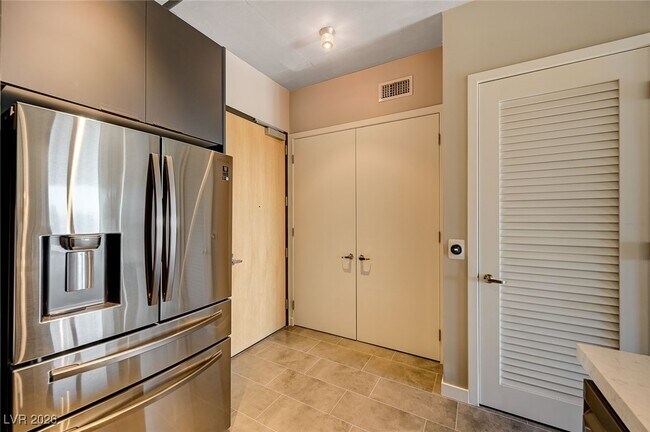 Building Photo - 353 E Bonneville Ave