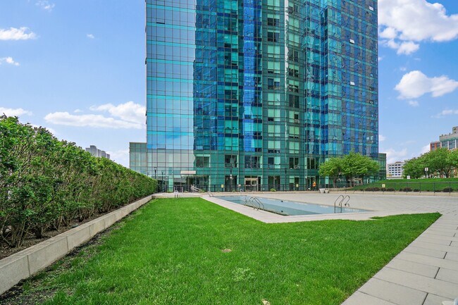 Building Photo - 77 HUDSON St