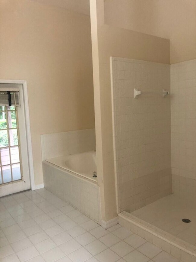 Building Photo - 4 Bedroom/2 Bath located in Broadmoor