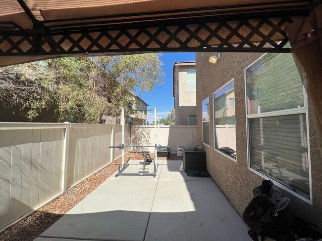 Building Photo - ABSOLUTELY AMAZING! Large 4 bedroom 2 stor...