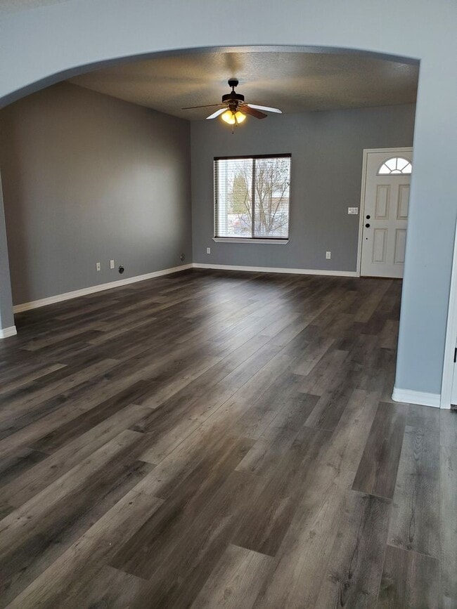 Building Photo - Beautiful 4 bedroom 3 bath home in the Landings!