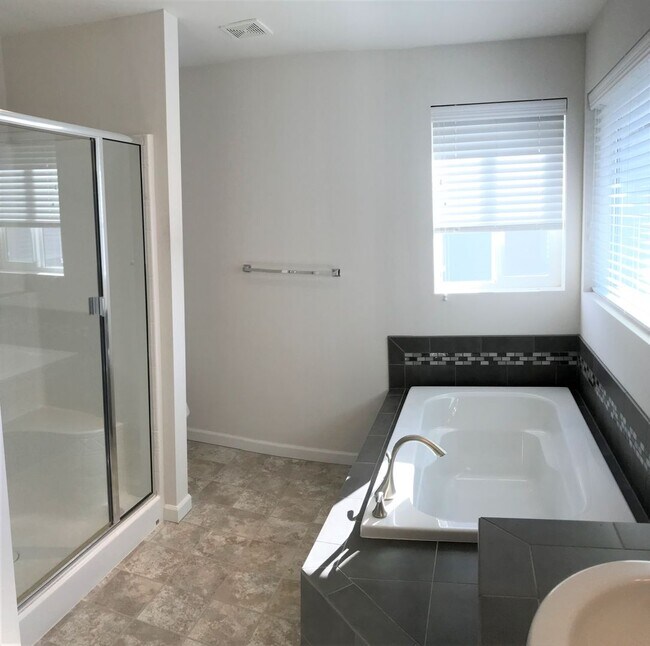 Building Photo - Stunning 2-Story Home Near Silver Lake