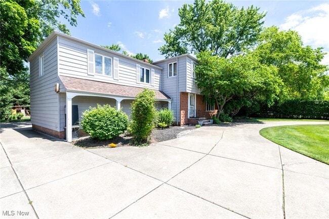 Building Photo - 25035 Penshurst Dr