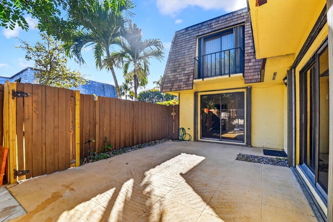 Building Photo - 198 Lake Arbor Dr