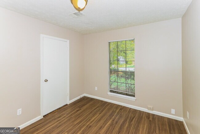 Building Photo - 8912 Saddlewood Dr