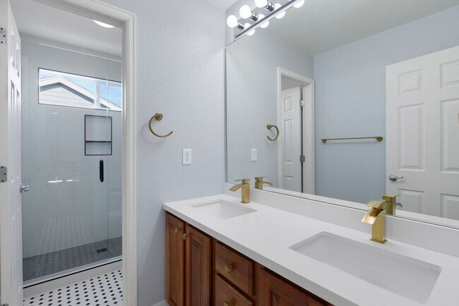 Building Photo - 4 Bedroom Dream Home waiting for you!