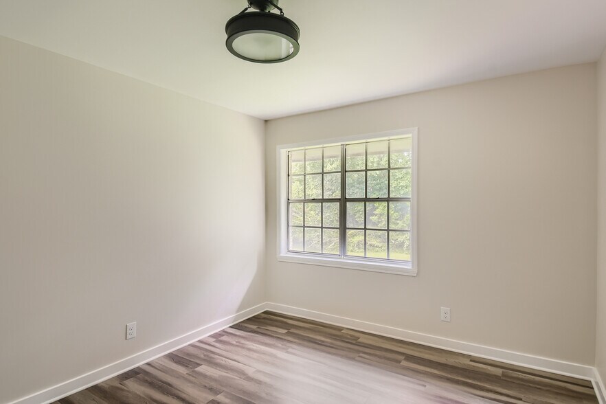 Building Photo - Room in Apartment on Cleveland St