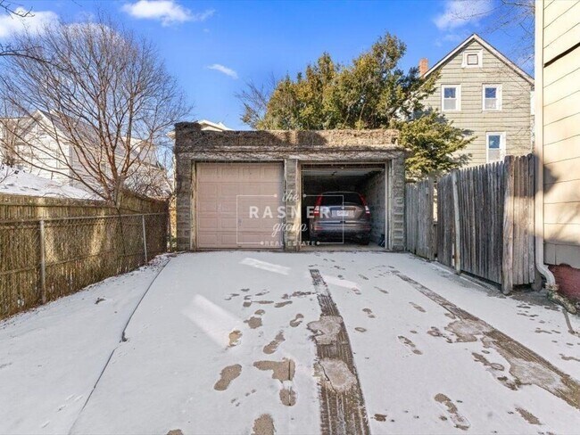 Building Photo - 31 Moore St