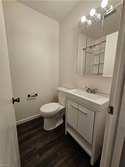 Building Photo - 2bd/1bth Duplex in Kent with detached garage