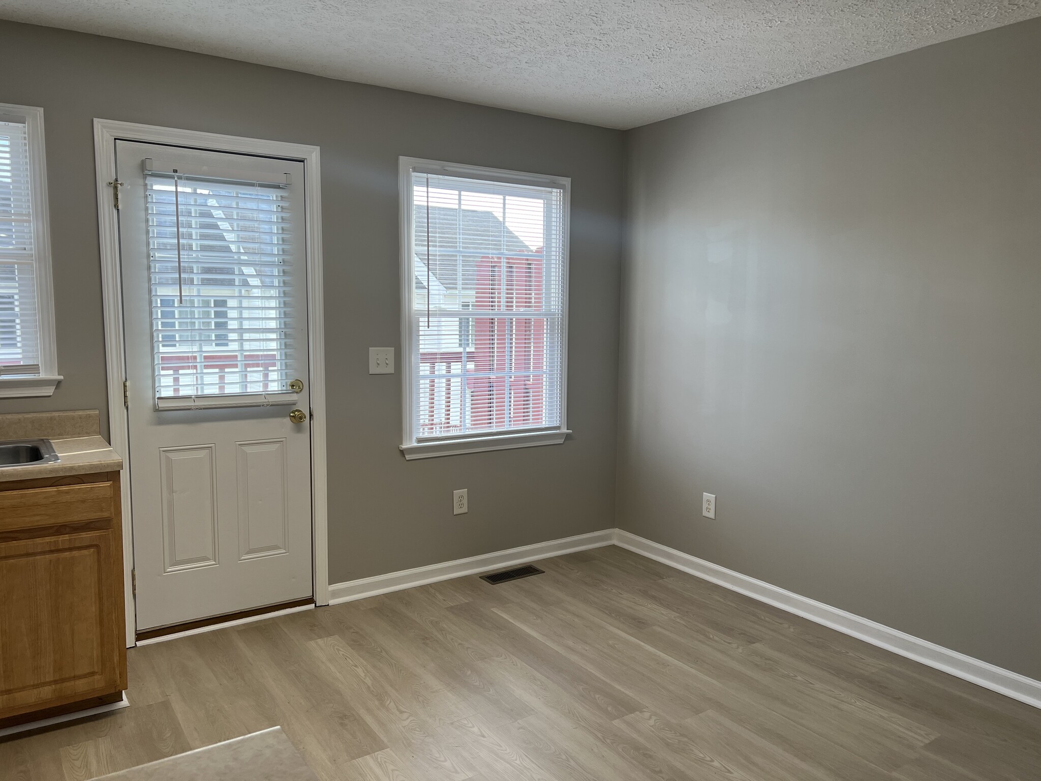 Building Photo - 577 Beaverview Dr