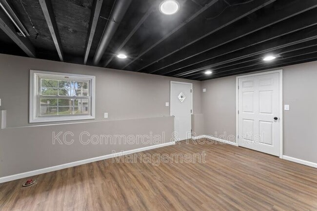 Building Photo - 7809 NE San Rafael Dr