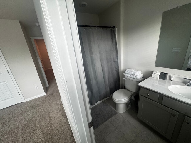 Building Photo - Room in Townhome on Chestnut Trce