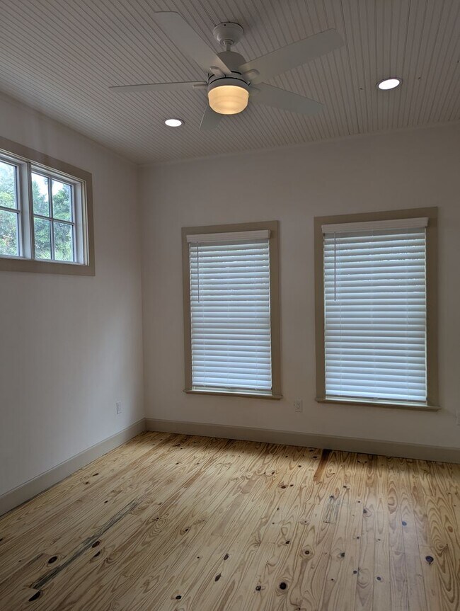 Building Photo - Stunning Fully Renovated 3-Bedroom, 2-Bathroom Cottage-Style Home