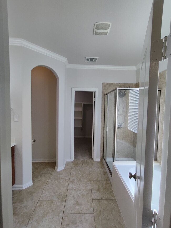 Building Photo - Gorgeous two story house (4BD/3BA) with a ...