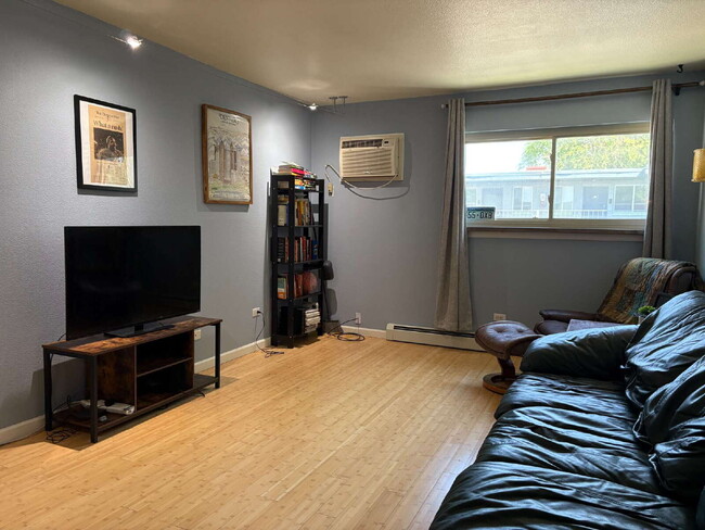 Building Photo - Immediate Availability! Wonderful 1 Bed Co...