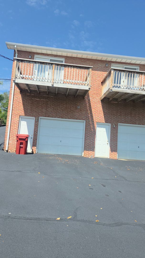 Building Photo - 2 bedroom  1 Bath Brick  condo great locat...