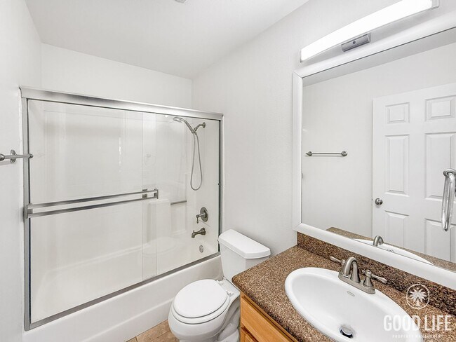 Building Photo - Spacious 3BR/2BA Condo with Balcony in Lem...