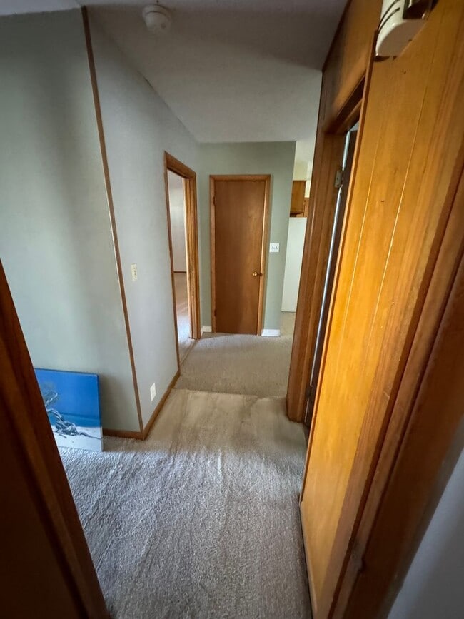 Building Photo - $1250 - 3 bed 2 bath - Single Family Home