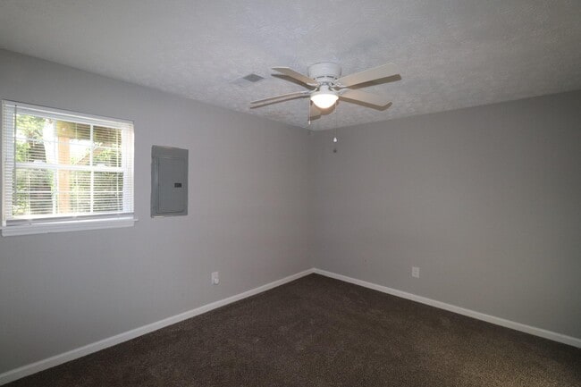 Building Photo - 320 Lakeview Dr