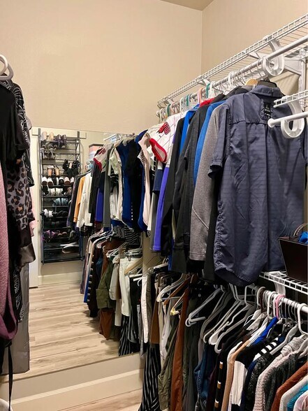 Master Walk-in Closet - 737 241st Ln SE