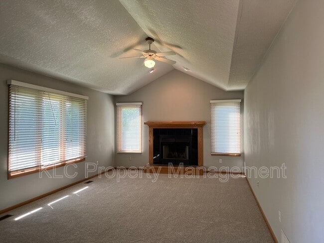 Building Photo - 15104 Hawthorn Dr