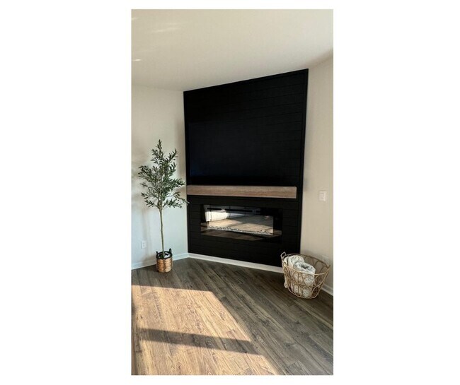 Building Photo - 1215 37th Ave Lane NE