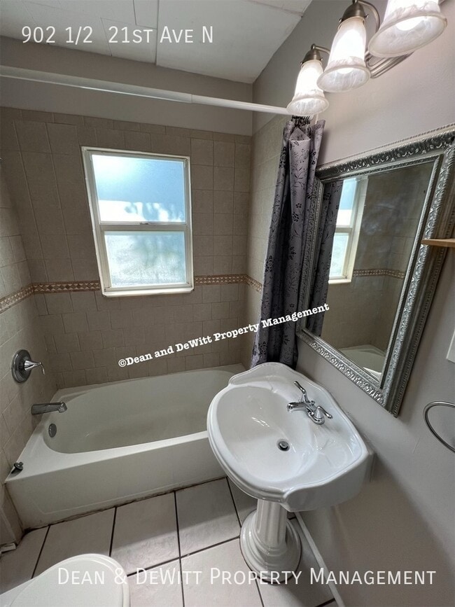 Building Photo - 902 1/2  21st Ave N-