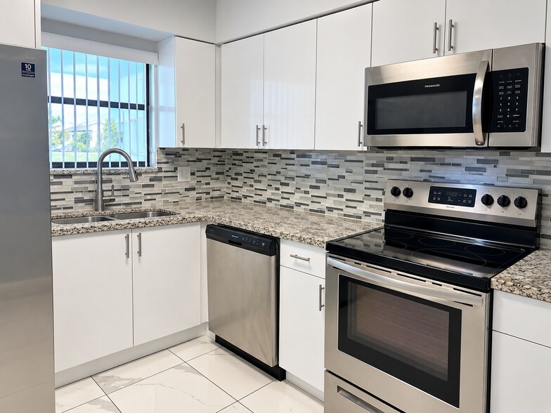 Building Photo - 1104 Riverside Dr