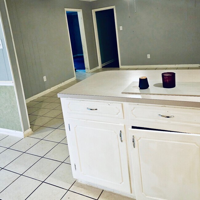 Building Photo - 2110 Venus Dr