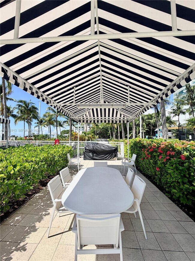 Building Photo - 2101 Brickell Ave