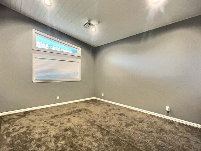 Building Photo - 5 BD / 4 BA - Stunning Mountain View Home ...