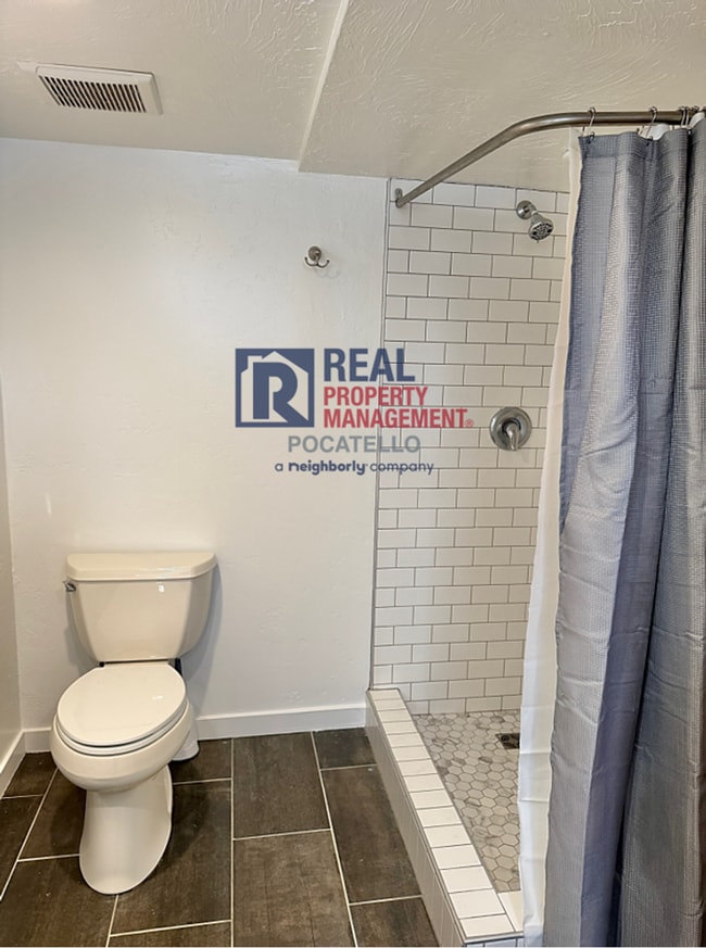 Building Photo - 3 bed 2 bath house - 1 car garage - PET FRIENDLY