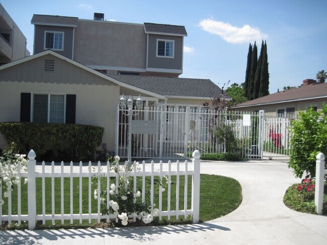 Building Photo - Very large 2 + 2 1/2 townhouse in Northridge